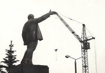 Нам Ленин стоить и жить помогает / памятник Ленину