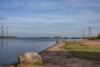 "Камень преткновения..." / Берег Волги в Конаково.