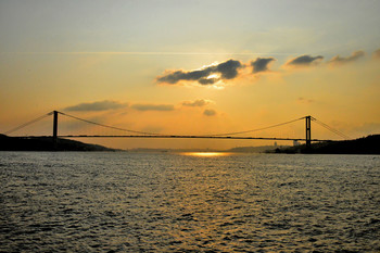 тБухта &quot;Золотой рог&quot; в Стамбуле / Один из красивых мостов среди мостов