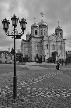 У Спасского... / Главный храм Пятигорска, Спасский собор.
Возведение началось в 1845 г.

https://imgur.com/pbxyqJt
https://imgur.com/wUBdt9c