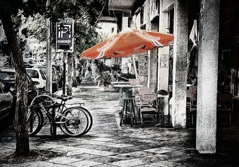 Уличное кафе / Уличное кафе на шесть столиков
Пластик столов, полоски зонтиков...