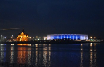 Вечерний блюз / Текла река, не уставая,
Неся привычный звук воды,
И звёзд сиянье, отражая,
Сквозь очертанья темноты.
Вобрав в себя все тайны мира,
Она течёт себе, течёт
Под звуки ночи, словно лира,
К себе влечёт и всё влечёт.

Азман Хасбулаева