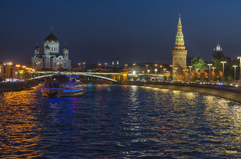 Город зажигает огни / город Москва