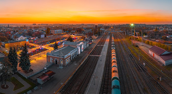 Железнодорожный вокзал в городе Невинномысск / Красочные осенние сумерки. 
Начало ноября, 2019 года.
 Из фотопроекта «Открывая Ставрополье».