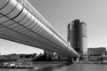 Мост «Багратион» / - торгово-пешеходный мост в Москве через реку Москва в составе комплекса Москва-Сити, открыт в 1997 году. Мост соединяет Краснопресненскую набережную с набережной Тараса Шевченко.