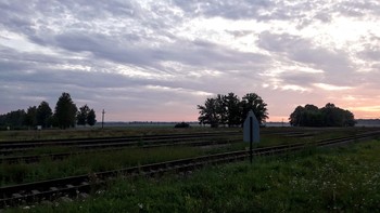 ЗАКАТ НА ЖЕЛЕЗНОЙ ДОРОГЕ / Горит закат малиновым огнём,
Пылает небо пламенем летящим...
А рядом тучи чёрный окоём
В лилово – серый пепел уходящий....