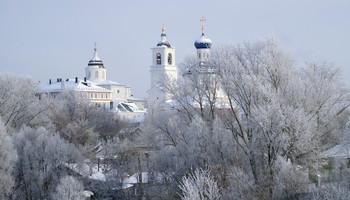 Морозный взгляд / Вид на купола Никольского монастыря в морозный день