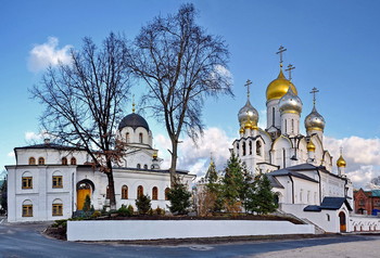Зачатьевский монастырь / Зачатьевский монастырь; слева Церковь Сошествия Святого Духа, справа Собор Рождества Пресвятой Богородицы