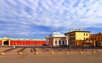 утренний этюд.... / Утренний бриз в пустынной ещё Петропавловской крепости.... Площадь перед собором пуста... Скамейки ждут слушателей карильонной музыки...
Ботный домик надежно хранит "дедушку Русского флота"...
