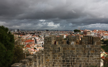 Дождливый Лиссабон / Лиссабон. Вид на город из замка Святого Георгия (Castelo S. Jorge).