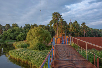 Узкий мостик через речку. / Конаково, понтонный мост через Донховку.