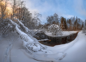 После снегопада / Река Чёрная на рассвете.
Север Ленинградской области. 
Из фотопроекта «Магия Ленинградской области».