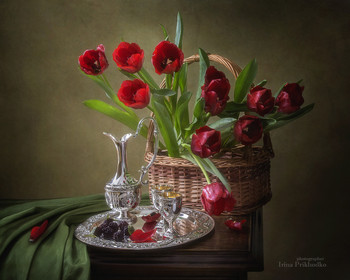 С корзиной красных тюльпанов / классический натюрморт