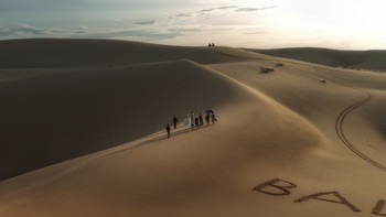 Навстречу солнцу / Песчаные дюны Вьетнама, встреча рассвета.
