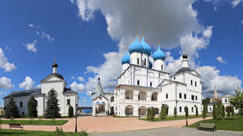 Высоцкий монастырь2 / Слева, Покровская церковь с трапезной палатой. Справа, Зачатьевский собор Высоцкого монастыря.