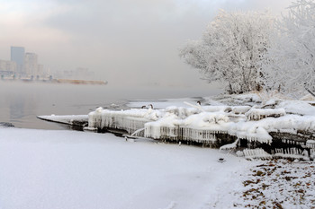 Зима уже здесь! / Зима начинает хозяйничать - Енисей никогда не замерзает, но в морозные дни парИт.