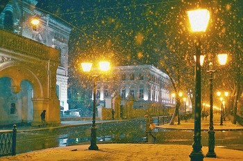 Падает первый снег / La neige tombe. Дворянское собрание в свете уличных фонарей на [url=http://kostromka.ru/bochkov/97.php]ул. Павловская (Стрелина, пр. Мира)[/url].