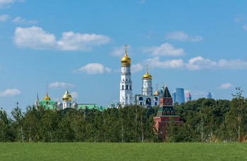 Москва златоглавая / Вид на кремль из парка Зарядье.
