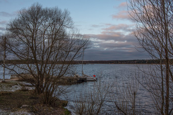 "Парус, порвали парус..." / Яхта у старого причала. Волга.
