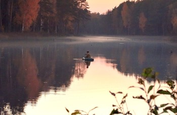 Очаровательной туманной осенью рыбалка / Очаровательной туманной осенью рыбалка