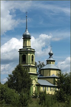 Христорождественская церковь. / Достаточно редкий для Рязанской области образец деревянного храма 2-й пол. XVIII в. Здание типа восьмерик на четверике с трапезной, в которой устроен Пятницкий придел. Двухъярусная колокольня выстроена вновь в 1863 году. В 1960-1980-х официально не действовал, но поддерживался в порядке, в 1990-х отремонтирован.