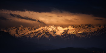 Вулкан. / Вид с перевала Гум-Баши, на часть ГКХ на рассвете в облачный просвет.