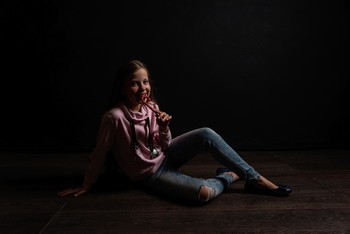 Девочка с леденцом / модель Юлиана Смирнова
фотостудия «ФотоЦех»