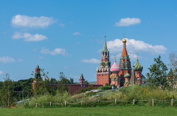 Новый ракурс / Открывшийся в сентябре 2017 года парк Зарядье подарил фотографам немало новых ракурсов. Вот так, например, сейчас можно увидеть кремль и собор Покрова на рву.