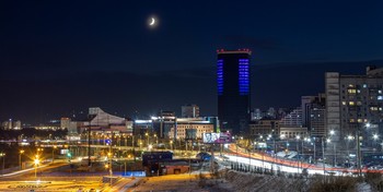 Город в свете луны / Вечерний город в свете фонарей и луны.