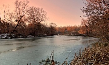 Декабрьская оттепель / Был снег, но потеплело и дождь его съел. Ночной морозец сковал реку, а на закате краски солнца отразились на природе.