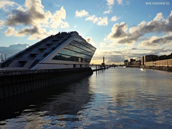Hamburg. Altona. Dockland / Смотровая площадка: http://fotokto.ru/id156888/photo?album=62940#photo5509052 Альбом «Мой Гамбург»: http://fotokto.ru/id156888/photo?album=62940#
Dockland - офисное здание на Эльбе возле бывшего паромного терминала Англии в районе Альтона (Альтштадт) в Гамбурге. Шестиэтажное здание имеет отличительное поперечное сечение в форме параллелограмма и выглядит как корабль на воде. Строительство было завершено в 2005 году и открыто 31 января 2006 года.
Дизайн для Dockland сделан фирмой Hamburger Büro BRT Architekten Bothe Richter Teherani. Особенностью здания является диагональное движение пассажирских лифтов.
Терраса на крыше почти 500 квадратных метров открывает прекрасный вид на гавань и северные берега Эльбы. Вход на терассу свободен
Ещё фото: http://fotokto.ru/id156888/photo?album=60147#photo5214256
http://fotokto.ru/id156888/photo#photo5012056
Слайд-шоу "Гамбург"
https://www.youtube.com/watch?v=IGn-NNqkBL0
Слайд-шоу "Корабли на Эльбе"
https://www.youtube.com/watch?v=DA7DProSV6o
Мой канал на Youtube:
https://www.youtube.com/channel/UCEOp3amNaNT0205lPmdFi8w/videos?view=0&sort=dd&shelf_id=1