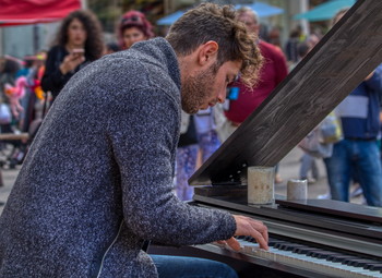 Уличный пианист / Люблю слушать уличных музыкантов..Они играют как могут..