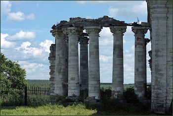 Колоннада Никольской церкви. / Первое упоминание об этой церкви относится к XVII веку: «Погост на реке на Гуси, а на погосте церковь Преображения Господа Бога и Спаса нашего Иисуса Христа». Построение каменной церкви, вместо деревянной Преображенской церкви, упоминаемой в XVII в. и сгоревшей в 1777 году, начато было в 1784 году, также в честь Преображения Господня с двумя приделами теплыми.