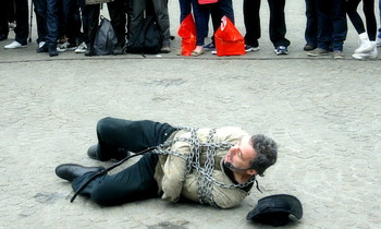 На мой взгляд / ... выбраться из цепей ему будет трудно!