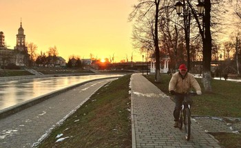 Зима не помеха кататься на велосипеде / Зимним вечером приятно заниматься велосипедным спортом