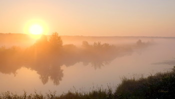 Рано утром. / Озеро Сосновое окутано туманом.