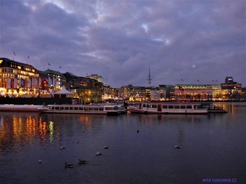 Alster Hamburg / Озеро Альстер. Alster Lake. http://fotokto.ru/id156888/photo?album=62939 Альбом «Вечер, ночь»: http://fotokto.ru/id156888/photo?album=76583
Alster Video:
https://www.youtube.com/watch?v=YdvFUdm0nQ0&amp;feature=youtu.be

Alster Video: https://www.youtube.com/watch?v=NtnlTtRceUs&amp;list=UUEOp3amNaNT0205lPmdFi8w&amp;index=6

Alster Video: https://www.youtube.com/watch?v=shvDCXIyNb0

Instagram: https://www.instagram.com/nina.yudicheva/channel/