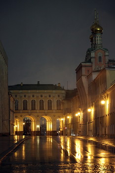 &nbsp; / Кремль..Церковь Похвалы Пресвятой Богородицы в Потешном дворце.Освящена 1 сент. 1652г. как домовая церковь боярина И. Д. Милославского.При реставрации дворца в 2000-2004 внешне восстановлена, однако освящены только кресты, сама же церковь используется Комендатурой Кремля в служебных целях.