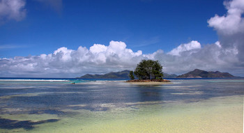 Пейзаж с видом на остров Праслен / Сейшелы. Остров Ла Диг