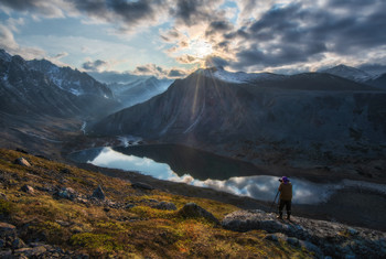 Колыма. На Южных отрогах хребта Черского. / Друзья! Хочу напомнить, что в эту субботу (21 декабря) в 16:00, в клубе путешественников "Спорт-Марафон" (г. Москва, ул. 5-я Кожуховская, д.10) мы с Сергеем Карпухиным проведем, так называемый, фотоэкспедиционный отчет от команды Photogeographic, который становится уже ежегодным! Мы подведем итоги уходящего года и поделимся планами на следующий! Расскажем о проведенных и предстоящих экспедициях и фототурах, продемонстрируем уникальные фотографии, которые мы сделали в 2019 году в рамках нашего проекта. Будем всем рады, а кто планирует посетить мероприятие, рекомендуем предварительно зарегистрироваться: https://sport-marafon.ru/klub-puteshestvennikov/fotoekspeditsionnyy-otchyet-ot-photogeograpic-za-2019-god/
⠀
На снимке озеро «Фотографов», окрестности озера Момонтай (Колыма). Август 2019 г.
