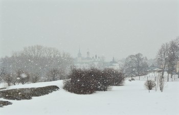 Завалило снегом. Белая блокада. / Завалило снегом. Белая блокада.
Выйду за порожек, прихватив лопату.
Проложу дорожку – ровную траншею,
Разомнусь немножко, заодно согреюсь.
Вроде и соседи взялись за лопаты.
Встретились траншеи.
– Эй! Привет, ребята!