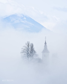 Revealing.. / Словения, церковь Святого Томаса появляется из тумана