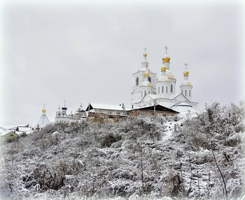 ...дорисовал внезапный снег / Еще вчера, — как снимок дилетанта, —
 Осенний день расплывчат был и слеп, 
А нынче скрупулезно и детально
 Его дорисовал внезапный снег....


Белым-бело!.. И в этом белом гимне
 Приходит к нам, болезненно остра, 
Необходимость тут же стать другими, 
Уже совсем не теми, что вчера.
 Как будто Бог, устав от наших каверз, 
От слез и драк, от кляуз и нытья, — 
Возвел отныне снег, крахмал и кафель
 В разряд святых условий бытия.
 И кончились бои, и дрязги стихли, 
И тишина везде вошла в закон 
Как результат большой воскресной стирки
 Одежд, религий, судеб и знамен…

Леонид Филатов
