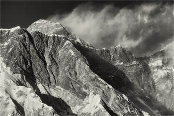 Серая пятница / Здесь вам не равнина - здесь климат иной.
Идут лавины одна за одной,
И здесь за камнепадом ревет камнепад...