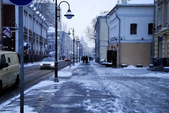 Серая пятница / Пятницкая улица...
Низкие дома...
Здесь слегка сутулится
Старина сама.

Переулков много.
Старая Москва...
Шумная дорога,
Неба синева.

Пятницкая улица...
Храмов купола...
Непогода хмурится,
Бьют колокола.

Светлана Стрыгина