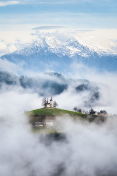 В облаках / Церковь святого Томаша в Словении
