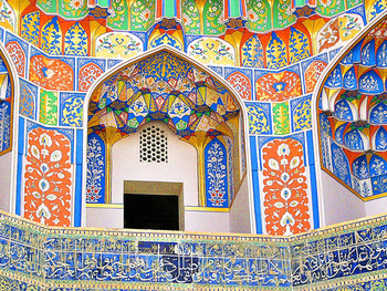 Входной портал / Мечеть Мири Араб
Медресе было построено, вероятно, в 1536 году (по другой версии в 1512 году) и является частью более раннего культурно-исторического ансамбля «Пои Калян» в Бухаре, Узбекистан. В 1920 году, после установления коммунистического режима, «Мири Араб» был закрыт; повторное его открытие состоялось только в 1945-м.