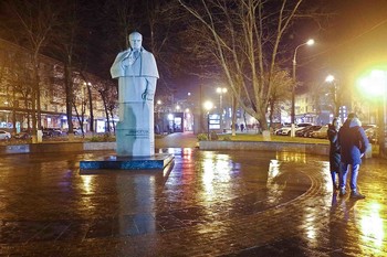 памятник / памятник основателю военно-полевой хирургии Н.И.Пирогову в Виннице