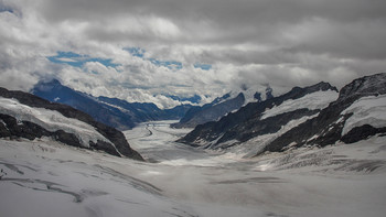Алеч / Общая протяжённость Большого ледника Алеч составляет примерно 24 километра. Начало ледника - плато Юнгфрауйох. Фото сделано со скалы Сфинкс на плато, высота 3571 метр.
