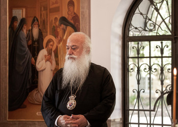 &nbsp; / архиерей около иконы